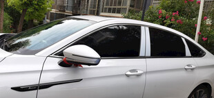 白色轿车外观特写