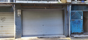 老旧卷帘门紧闭的店铺