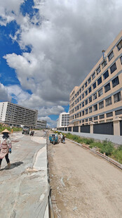 城市道路旁的现代建筑景观