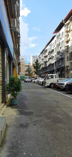 晴空下的城市街道景象