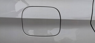 白色汽车邮箱盖