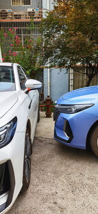 拥挤的两辆汽车