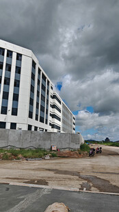 厚重乌云现代建筑外观与开阔场地