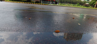 雨后积水路面的倒影