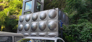 金属储水箱隐于绿植间