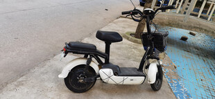 路边停放的白色电动车