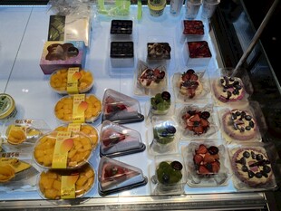 多样精致甜品陈列展示