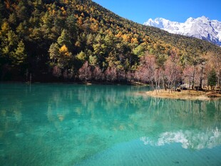 山间碧湖与多彩山林美景