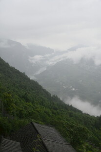 山间云雾缭绕的村落美景