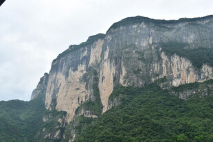 陡峭壮丽的悬崖景观