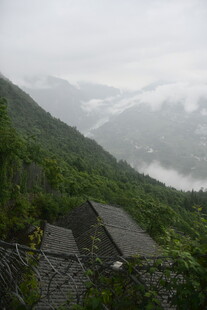 山间云雾中的静谧小屋