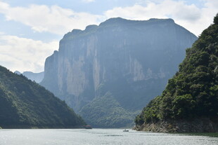 壮丽山水间的江景风光