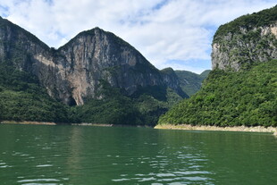 青山绿水间的秀丽江景