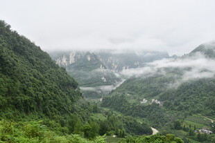 山间云雾缭绕的壮美景色