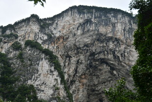 陡峭巍峨的壮丽山景