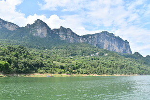 青山绿水间的秀丽江景