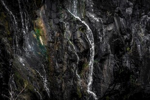 山间瀑布水流倾泻而下