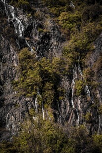 山间瀑布与繁茂植被景观