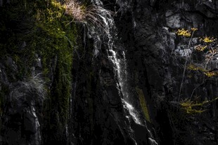 山间瀑布水流倾泻之景