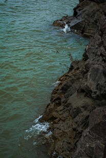 海边嶙峋礁石与碧绿海水