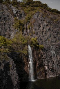 山间瀑布