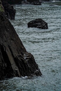 海边嶙峋礁石与涌动海水