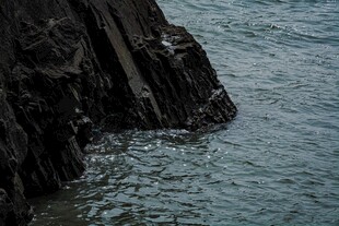 海边嶙峋岩石与海水