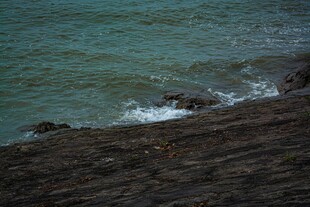 海边礁石与翻涌的浪花