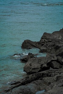 海边嶙峋礁石