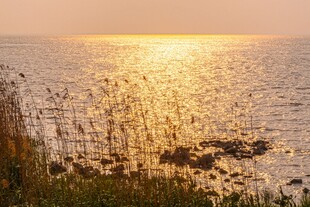 夕阳下波光粼粼的海面
