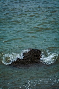 海浪拍击礁石的美丽瞬间