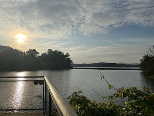 湖畔晨光美景