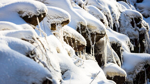 冬日雪覆岩石景致