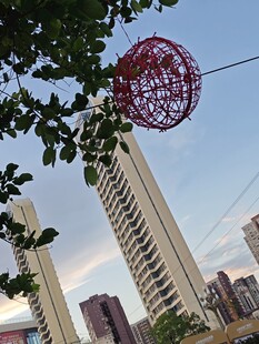 城市上空的红色艺术圆球