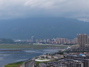 城市河畔风景远眺
