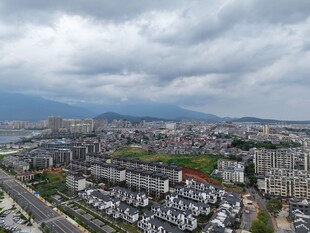 城市俯瞰景观 云绕远山