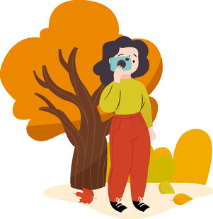 秋日树下拍照的女子