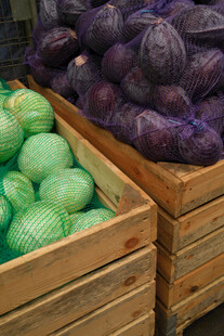 木筐中的绿紫圆白菜