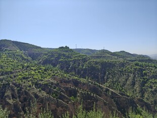 青山葱郁的自然美景