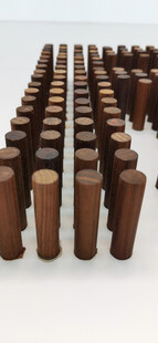 整齐排列的木质物件