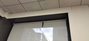 室内卷帘窗户一角