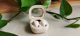 精致白色耳机盒与耳机