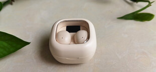 白色耳机盒与耳机特写