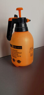 橙色气压式喷壶