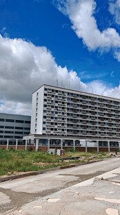 现代建筑旁的开阔空地