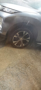 暴雨中的黑色汽车局部特写