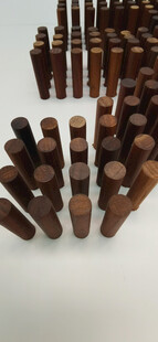 排列整齐的木制圆柱体