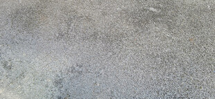 雨后沥青路面特写