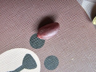 桌上的紫色花生粒