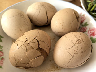 裂纹鸡蛋摆于花盘上